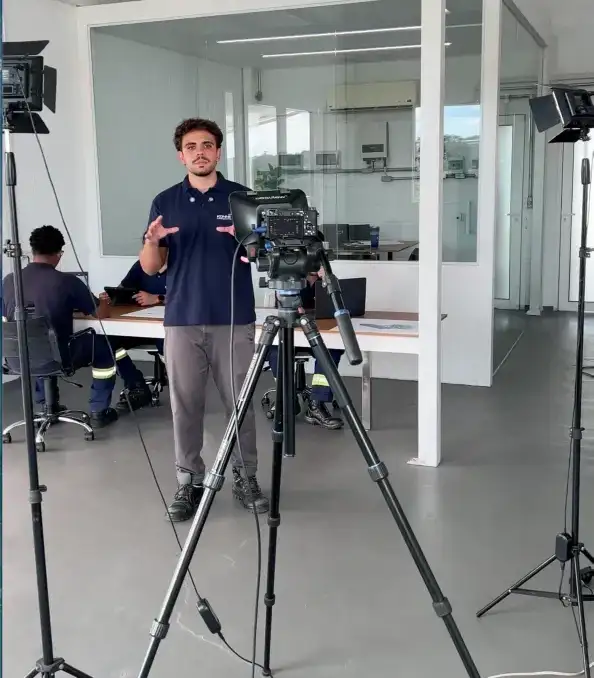 Bastidores de gravação da BM dentro de uma empresa