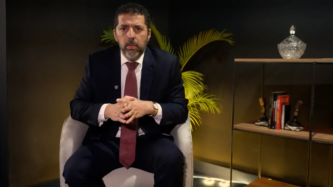 Especialista gravando conteúdo profissional